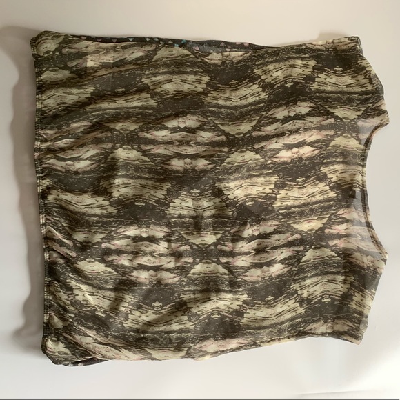 Low cut patterned blouse - Picture 3 of 3